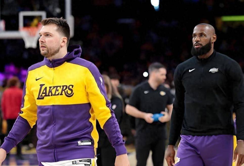 博鱼体育官网-詹姆斯考虑换队为何难实现?NBA劳资协议扼杀交易的简单介绍